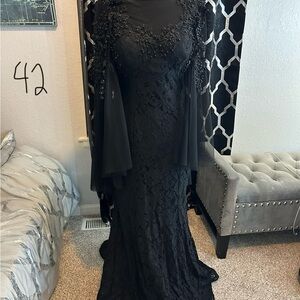 Elegant Black Lace Evening Gown
